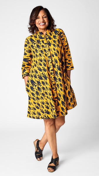 Model wearing "Aerie" print Zuri dress with black sandals.