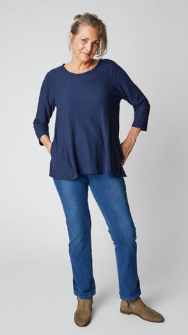 3/4 Sleeved Top in cotton/linen jersey. Navy blue with pockets in the side seam and freyed rounded neckline. Flares slightly at the hips.